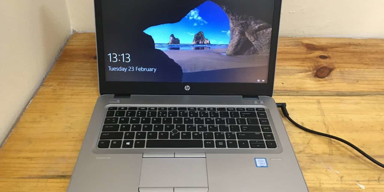 HP Elitebook 840 G4 entrou água e parou de ligar Recebemos no laboratório este HP Elitebook 840 G4 que entrou água e parou de ligar. O diagnóstico mostrou-nos que o transístor da linha de 5v entrou em curto e um dos módulos de ram danificou-se, além de ter acumulado muita humidade no interior. Como isso procedemos a substituição do transístor, limpeza da placa mão bem como da carcaça e o laptop voltou a vida.