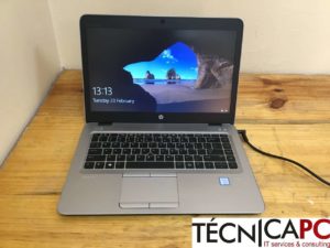 Recebemos no laboratório este HP Elitebook 840 G4 que entrou água e parou de ligar. O diagnóstico mostrou-nos que o transístor da linha de 5v entrou em curto e um dos módulos de ram danificou-se, além de ter acumulado muita humidade no interior. Como isso procedemos a substituição do transístor, limpeza da placa mão bem como da carcaça e o laptop voltou a vida.