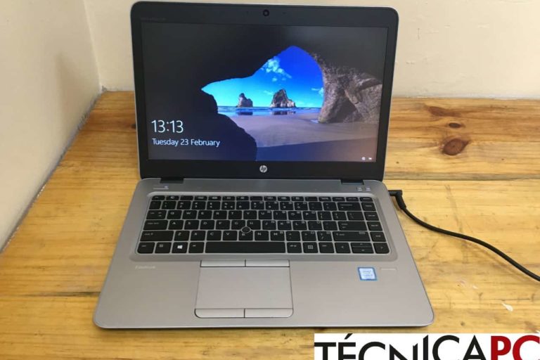 Recebemos no laboratório este HP Elitebook 840 G4 que entrou água e parou de ligar. O diagnóstico mostrou-nos que o transístor da linha de 5v entrou em curto e um dos módulos de ram danificou-se, além de ter acumulado muita humidade no interior. Como isso procedemos a substituição do transístor, limpeza da placa mão bem como da carcaça e o laptop voltou a vida.