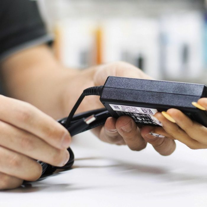 Posso usar um carregador com amperagem menor no laptop