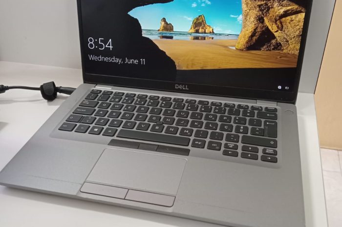 Dell Latitude 5411 com a porta de carregamento danificada