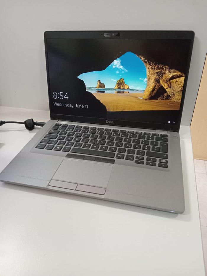 Dell Latitude 5411 com a porta de carregamento danificada