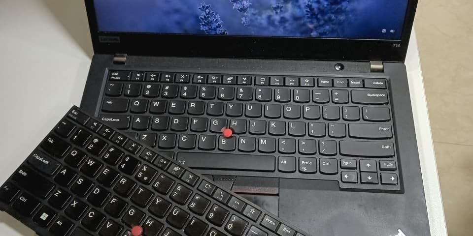 Lenovo Thinkpad T14 Gen 2 com teclas danificadas Lenovo Thinkpad T14 Gen 2 com teclas danificadas
