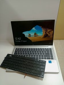 HP Elitebook 840 G8 com algumas teclas danificadas