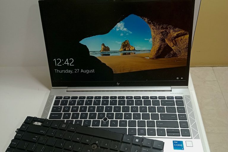 HP Elitebook 840 G8 com algumas teclas danificadas